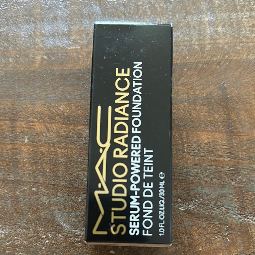 MAC Cosmetics Foundation Radiant Finish NW20